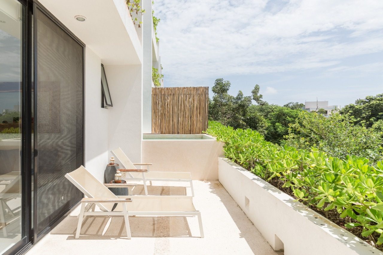 Departamento 2 recamaras en venta en Tulum, La Veleta. Espacioso, amueblado y con alberca